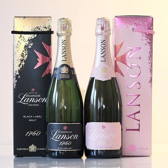 Kunde inte motstå dessa snygga presentförpackningar som stod på hyllan och stoltserade med sin charm! Att det sedan även innehöll bubbel var onekligen ett plus!
⠀⠀⠀⠀⠀⠀⠀⠀⠀
@champagnelanson