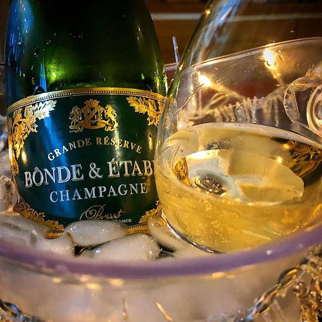 Klucköppning 3 idag och då blev det en, nyligen lanserad, champagne i det lägre prissegmentet.
⠀⠀⠀⠀⠀⠀⠀⠀⠀
? Bônde & Ètable Grande Reserve.
? nr 77961;  249 kr.
 25% PN, 53% PM and 22% C.
 0,9 g/100 mL (Brut).
? Fruktig doft med inslag av päron, honungsmelon, örter och kex.
 Torr, fruktig och lätt söt smak med inslag av gult äpple, citrus, honungsmelon, örter, kex och grapefrukt.
 Det är en enkel champagne, men den är även relativt billig! Smaken är trevlig och nyanser av citrus och äpplen fyller snabbt munhålan vid intag. En viss bakomliggande sötma återfinns som maskerar en grapefruktston vilken blir tydligare med stigande temperatur.
? 7,0 (bra Champagne)!
⠀⠀⠀⠀⠀⠀⠀⠀⠀
@iconic_wines