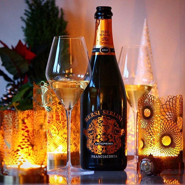 Franciacorta är en vinregion i Lombardiet som ofta benämns som ”Italiens Champagne” och nog är det gott alltid! Perfekt lillördsgsbubbel! ⠀⠀⠀⠀⠀⠀⠀⠀⠀ ? Bersi Serlini Franciacorta Anteprima. ? 77163; 256 kr. 80% Chardonnay och 20% Pinot Nero. 0,5 g/ 100 ml (Brut). ? En frisk arom fylld med mineral, citrus och äpple. Torr, frisk och fräsch med toner av grapefrukt, citron, mandel, mandel med härliga äppeltoner som stannar kvar länge i munnen. Franciacorta är en DOCG (högsta kvalitén) för mousserande vin, där endast druvor från denna region får användas i vinerna. Jordmånen här innehåller mycket mineraler och lämpar sig extra bra för chardonnay. Ordet “Anteprima” är Italienskt och betyder “Förhandsvisning”. Det är ett ganska passande ord då man med denna skapelse visar upp vad man kan göra och att det bara blir bättre från denna nivån. En halmgul och mycket trevlig skapelse som både doftar och smakar distinkt av äpple. Moussen är fin och långvarig vilket är samma som eftersmaken. Det är ett riktigt friskt mousserande vin med en lätt syrlig framtoning av citrus som är tämligen långvarig i eftersmaken. Att den är producerat i Lombardiet i Italien brukar skvallra om högkvalitativt hantverk och detta är inget undantag. ? 8,5 (mycket bra Franciacorta)! ⠀⠀⠀⠀⠀⠀⠀⠀⠀ @smaksinnet_nordics @bersiserlini_franciacorta @sophienwaldglass @skultuna1607