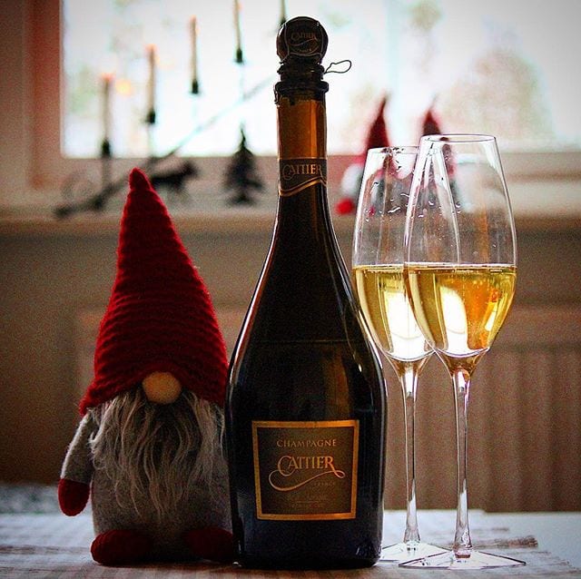 Dags för ytterligare en klucköppning (säg till om det blir för många tips )! Bara en vecka kvar till julafton så det är bara att ”kämpa på” med provandet.
⠀⠀⠀⠀⠀⠀⠀⠀⠀
? Cattier Brut Premier Cru.
? 77397; 318 kr.
 40% PN, 35% PM och 25% C.
 1,0 g/ 100 ml (Brut).
? Fruktig doft med friska toner av hyacint, bröd, citrusfrukter och gult äpple.
 Torr, fruktig, blommig smak med inslag av gula äpplen, ljust bröd, nougat, stenfrukter, mineral och grapefrukt.
 Champagne Cattier är ett av de mindre husen i Champagne, och är känt för sin höga kvalitet. Med anor från 1763 är det dessutom ett av de äldsta husen i distriktet. Cattier ligger i den underbart vackra Premier Cru-byn Chigny-les-Roses i det nordliga Montagne de Reims. Huset drivs idag av Jean-Jacques Cattier och deras egendom omfattar 20 hektar, som huvudsakligen klassificeras som Premier Cru vingårdar. Likt flera andra skapelser från Cattier återfinns en betydande grapefruktsyra, men även lätt gräddiga toner och härliga nyanser av gult äpple. Riktigt trivsamt sätt att börja veckan på.
? 8,0 (mycket bra Champagne)!
⠀⠀⠀⠀⠀⠀⠀⠀⠀
@champagnecattier_officiel @missionliquor @orrefors