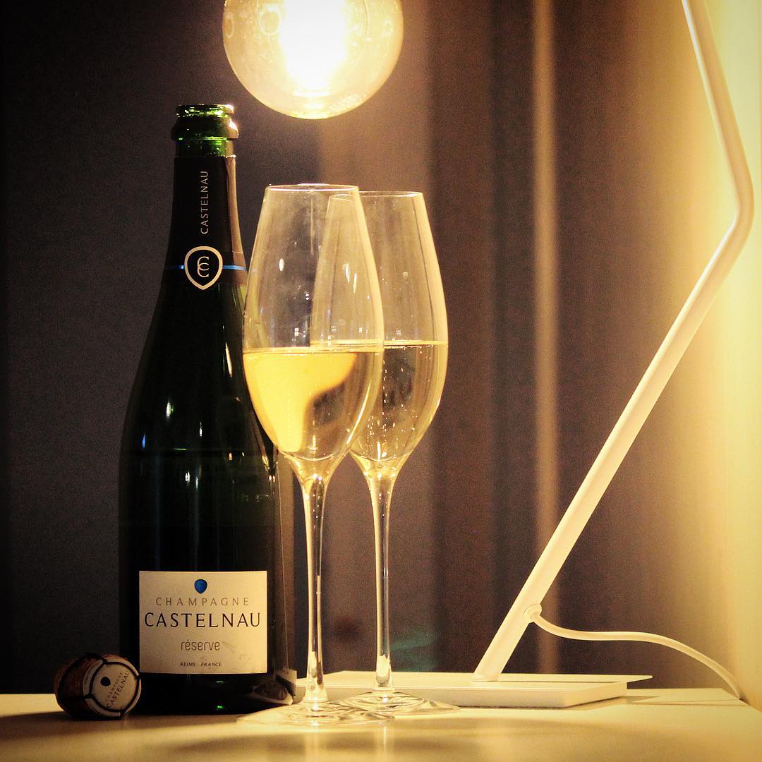 Alltså är inte torsdagar egentligen den bästa dagen för champagne? Jag menar, i morgon är det fredag och stress följt av lördag med fest. På torsdagar har man ändå möjligheten att koppla av lite med sitt glas utan att någon jäktar på
⠀⠀⠀⠀⠀⠀⠀⠀⠀
? Champagne de Castelna Reserve Brut.
? nr 76191; 279 kr.
 20% PN, 40% PM och 40% C
 0,9 g/100 g (9 g/L).
? Diskret, men ändå frisk doft av citrus, äpple och gräs. Tycker mig även finna lite anis- och honungstoner.
 Torr, frisk och fräsch med inslag av grönt äpple, lime, grapefrukt, mandel och mineral. Man hittar även en lätt honungston samt även början till oxidativa russinnyanser.
 En trevlig champagne som legat 6 år på jästfällningen vilket skapat en trivsamt brödig kreation med lätt oxidativa toner, men som fortfarande har en pigg syra. Vidare har den tendenser till en djupare komplexitet vilket är rätt ovanligt på denna prisnivån. Faktiskt en riktigt trivsam upplevelse!
? 8,0 (mycket bra)!
⠀⠀⠀⠀⠀⠀⠀⠀⠀
@sigva_ab @champagnecastelnau @orrefors