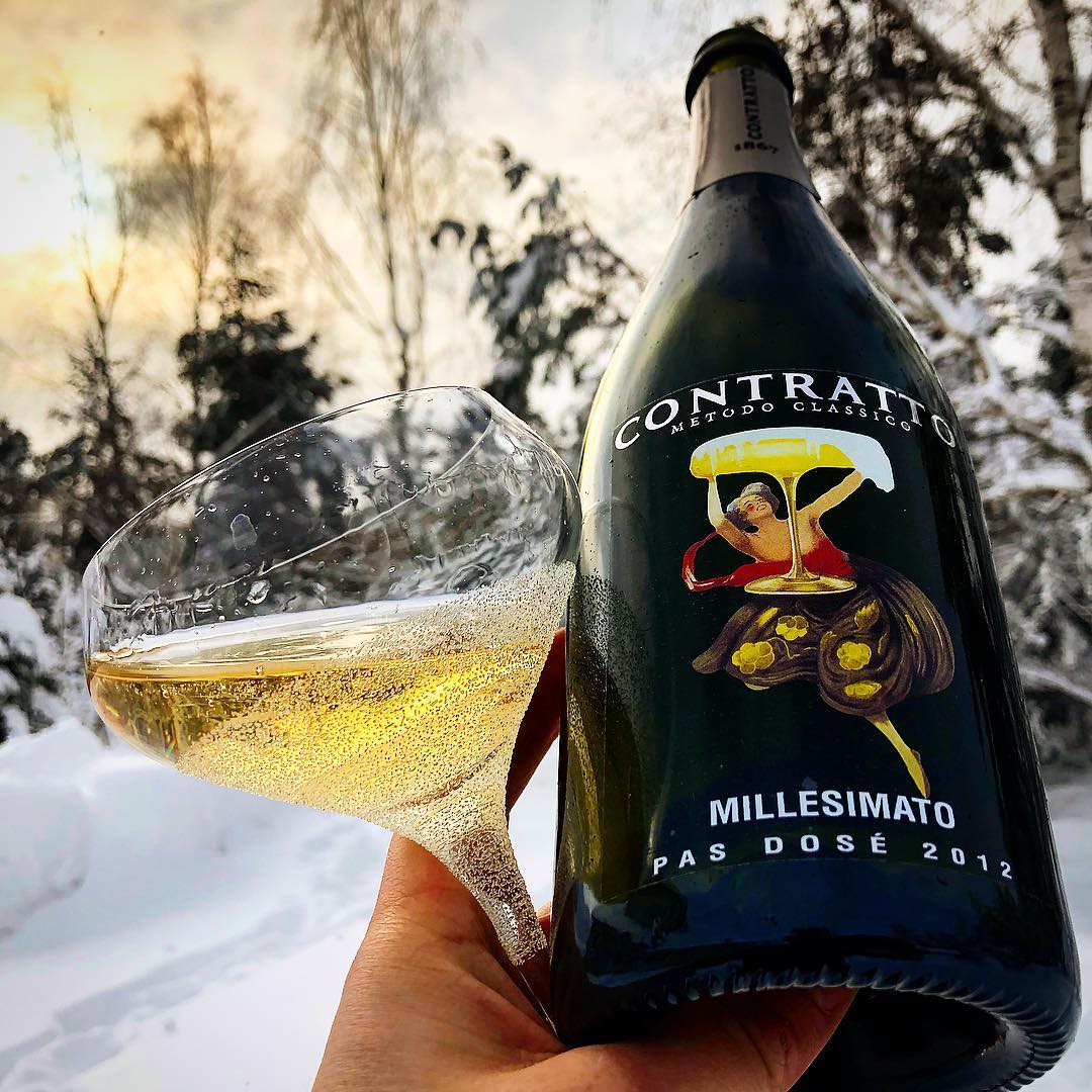 Har ni provat denna? Efter att ha skottat 90 minuter (minst) så förtjänar man lite bubbel! Snygg flaska och trevligt innehåll utan tillsatt socker.
⠀⠀⠀⠀⠀⠀⠀⠀⠀
? Contratto Millesimato Pas Dosé 2012.
? nr 97064; 189 kr.
 80% Pinot Noir och 20% Chardonnay.
 0,15 g/100 g (Brut Nature).
? Torr och harmonisk doft med inslag av gröna äpplen, ljust bröd, mineral, kryddor och grapefrukt.
 Torr, fruktig smak med inslag av äpplen, honung, ljust bröd, mineral och grapefrukt med en härlig och välkomnande syra.
 Contratto, etablerad 1867, är Italiens äldsta producent av mousserande vin gjort på traditionell metod med en andra jäsning i flaskan. Deras källare i Canelli i Piemonte benämns ofta som Katedralen och finns med på UNECOs Världsarvslista. Just denna årgångs-skapelse ligger 40 månader på jästen innan degorgering. Det är en mycket torr kreation med tydliga toner av äpple, päron och citrus. Eftersmaken är kort, men har en trivsam örtig ton. Spännande är att doften inte helg följer smaken utan lever ett eget liv. Lite högt pris, men sedan ligger det mycket hantverk bakom och den kan utan problem lagras i minst 10 år till!
? 8,0 (mycket bra Spumante)!
⠀⠀⠀⠀⠀⠀⠀⠀⠀
@we_and_wine @contratto1867 @orrefors @erikalagerbielke