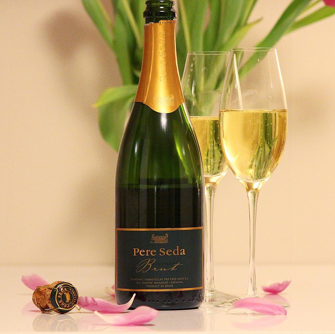 Årgångsbubbel utan tillsatt socker från Mallorca tillhör inte vanligheterna så denna måste givetvis provas!
⠀⠀⠀⠀⠀⠀⠀⠀⠀
? Pere Seda Brut Nature 2016.
? nr 76176; 217 kr.
 Chardonnay och Parellada (okänt ratio).
 mindre än 0,3 g/100 g (Brut Nature).
? Fruktig doft med inslag av päron, äpple, citrus, bröd och nötter.
 Torr, fruktig smak med inslag av päron, gula äpplen, valnöt, kex, grapefrukt och mineral.
 En  trivsam skapelse från Mallorca där doft och smak är fruktig med toner av citrus, äpplen och nötter. Detta är ett mousserande vin som passar till skaldjur i alla dess former eller att skåla och dricka som det är. Lite förvirrande är att det är en Brut Nature, dvs. utan tillsatt socker, men ändå har de valt att bara skriva Brut på flaskan. Vidare så har varken importören eller producenten valt att skriva ut andelen druvor som används så det kan vara allt från 50/50 till 99/1. När den provades så utbrast en av oss ”Oj, det här måste vara champagne” medan andra tyckte att upplevelsen var OK, men inte mer. Spridningen av betyget är mellan 7-8/10.
? 7,5 (bra bubbel)!
⠀⠀⠀⠀⠀⠀⠀⠀⠀
@tasteofmallorca @orrefors