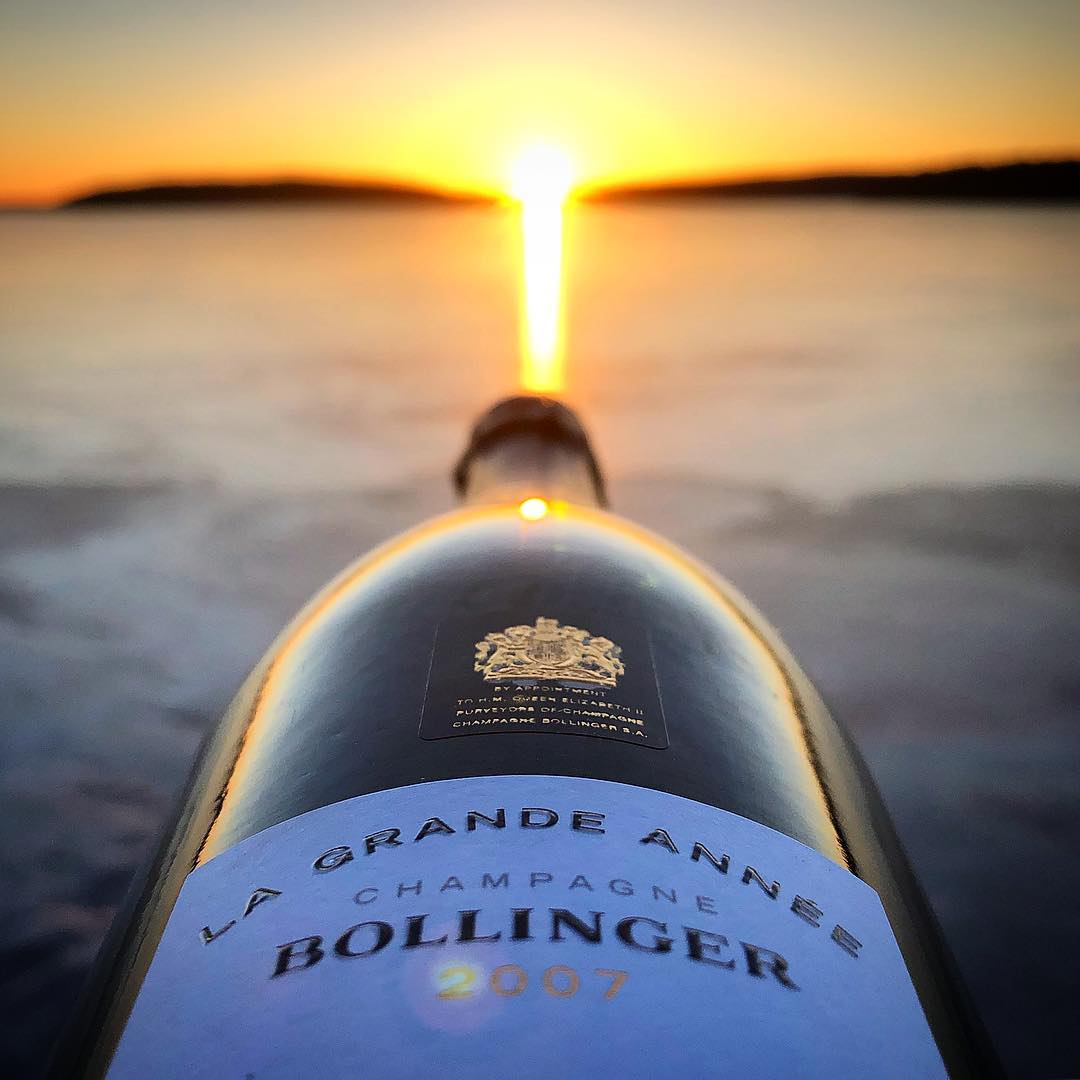 Morgonstund har guld i mund!
⠀⠀⠀⠀⠀⠀⠀⠀⠀
Ikväll blir det recension av Bollinger La Grande Année 2007 (nr 7579; 979 kr) för att fira ett projekt som gått väldigt bra! Ni som funderar på att köpa innan 1 mars vänta till ikväll så får ni veta om jag rekommenderar den eller ej!
@champagne_bollinger @arvid_nordquist