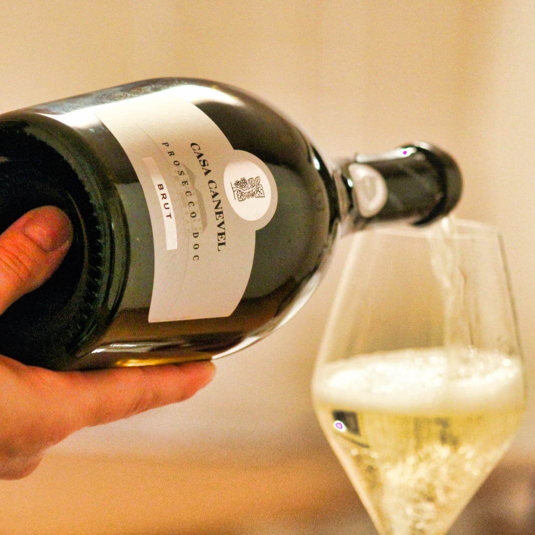 Hoppas ni haft en underbar fredagskväll! Det fick visst bli en lite prosecco som avslutning på aftonens övriga bubbel!
⠀⠀⠀⠀⠀⠀⠀⠀⠀
? Casa Canevel Prosecco Brut.
? nr 81352; 129 kr.
 100% Glera.
 1,0 g / 100 mL (Brut).
? Diskret fruktig doft med lätt inslag päron, gröna äpplen, acacia och melon.
 Frisk och fräsch smak av grönt äpple, päron, citrus, vita blommor och ljust bröd med mindre toner av örter och mineral.
 Vinhandlaren och producenten Mario Caramel och vinmakaren Roberto de Lucchi skapade ett vineri med namnet Canevel, som på den lokala dialekten betyder "liten vinkällare". Vingårdarna ligger på upp till 400 meters höjd och jordmånen är vitttrad sandsten och morän vilket är idealiska förutsättningar för Gleradruvan och lyfter fram den fina fruktigheten och behagliga syran. Druvorna pressas hela och fermenteras på temperaturkontrollerade ståltankar. Charmat-metoden används för att göra vinet mousserande. Primärt är det äpple- och citrustonerna som känns igen, men även örter och mineral. Viss fruktsötma finns i bakgrunden, men den är inte påträngande. Perfekt sippvin från en trevligt liten och rund flaska.
? 8,0 (mycket bra Prosecco)!
⠀⠀⠀⠀⠀⠀⠀⠀⠀
@vinunic @vingruppen @canevelspumanti @sophienwald @sophienwald_the_wineglass