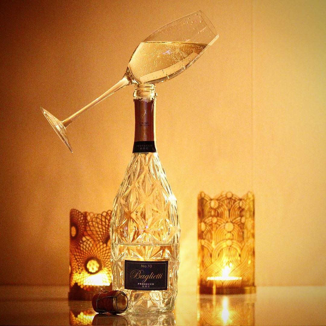 Vaska eller smaska, vad tycker du? Dags för recension av Proseccon som fångar allas blickar på Systembolagshyllan! ⠀⠀⠀⠀⠀⠀⠀⠀⠀
? Baglietti Prosecco No.10.
? nr 74590; 99 kr.
 100% Glera.
 1,1 g/100 g (Brut).
? Frisk och fruktigt intensiv doft av päron, äpplen med inslag av honungsmelon.
 Torr, balanserad, frisk smak med viss bakomliggande fruktsötma. Moget päron, citrusskal, honungsmelon, acacia, ananas, med mindre toner av mineral återfinns.
 Flaskan som liknar Freixenets Prosecco, men ändå inte är en rätt trivsam skapelse med en hel del frukttoner samt en mineralrik eftersmak. Den har framställs genom en andra jäsning i ståltank (s.k. Charmatmetoden eller italienska; Metodo Martinotti) vid en maxtemperatur på 20 grader. Vinet lagras sedan 18–24 månader på ståltank innan det hälls över på flaska. Det finns en hel del prosecco på marknaden just nu (det är Världens mest exporterade mousserande vin) strax under hundralappen och denna skiljer sig inte nämnvärt från mängden. Aningens längre eftersmak än vanligt, men samma aromprofil som exempelvis Mionetto Brut eller Victoria Black Edition.
? 7,5 (bra Prosecco)!
⠀⠀⠀⠀⠀⠀⠀⠀⠀
@corewine @47annodomini @baglietti_prosecco @skultuna1607 @orrefors @erikalagerbielke