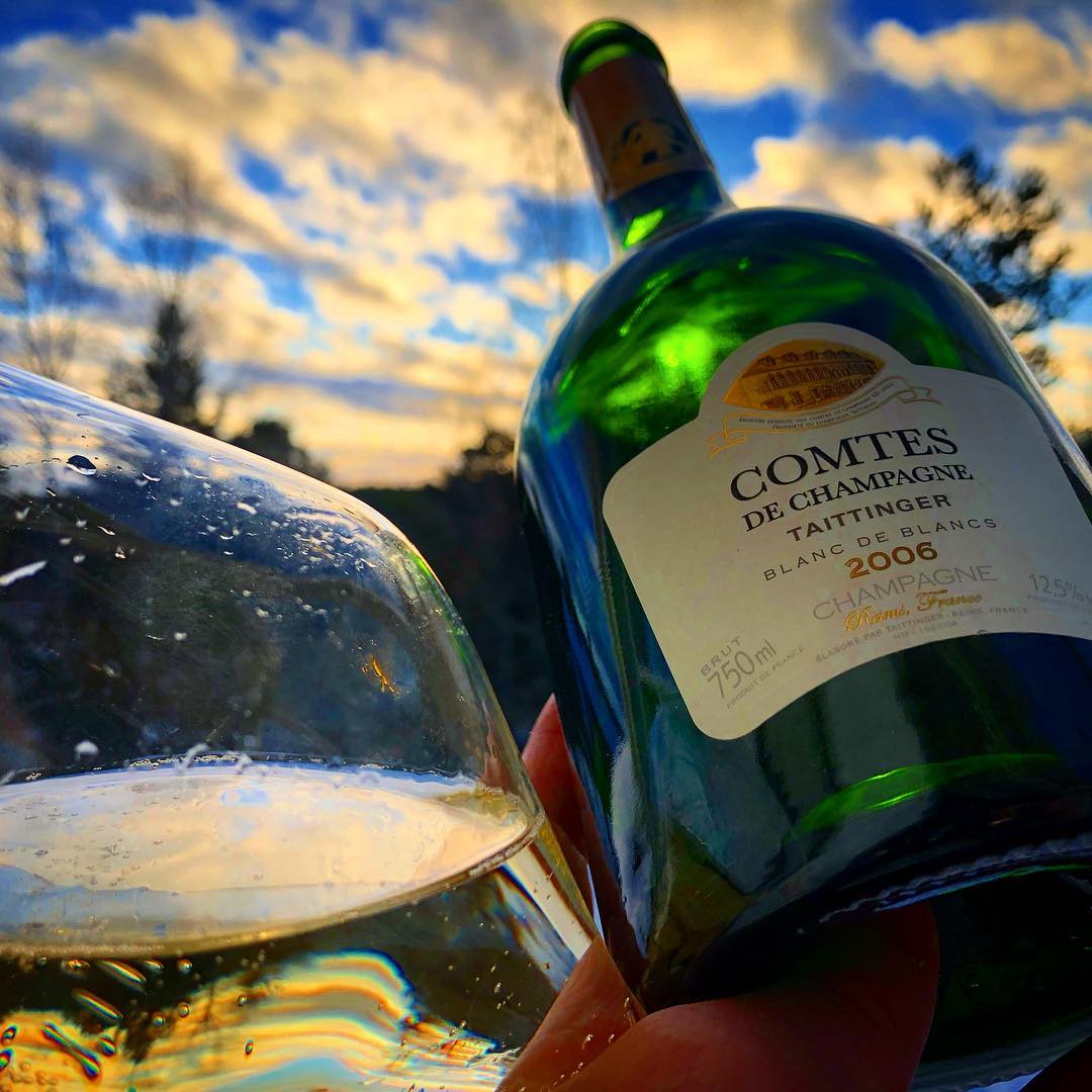 Äntligen dags för fredagsbubbel! Vad njuter ni denna kväll?
Själv har jag precis öppnat en Taittinger Comtes de Champagne 2006 (nr 90301; 1200 kr). En magnifik skapelse som borde legat orörd i minst 15-20 år till
@champagnetaittinger @we_and_wine
