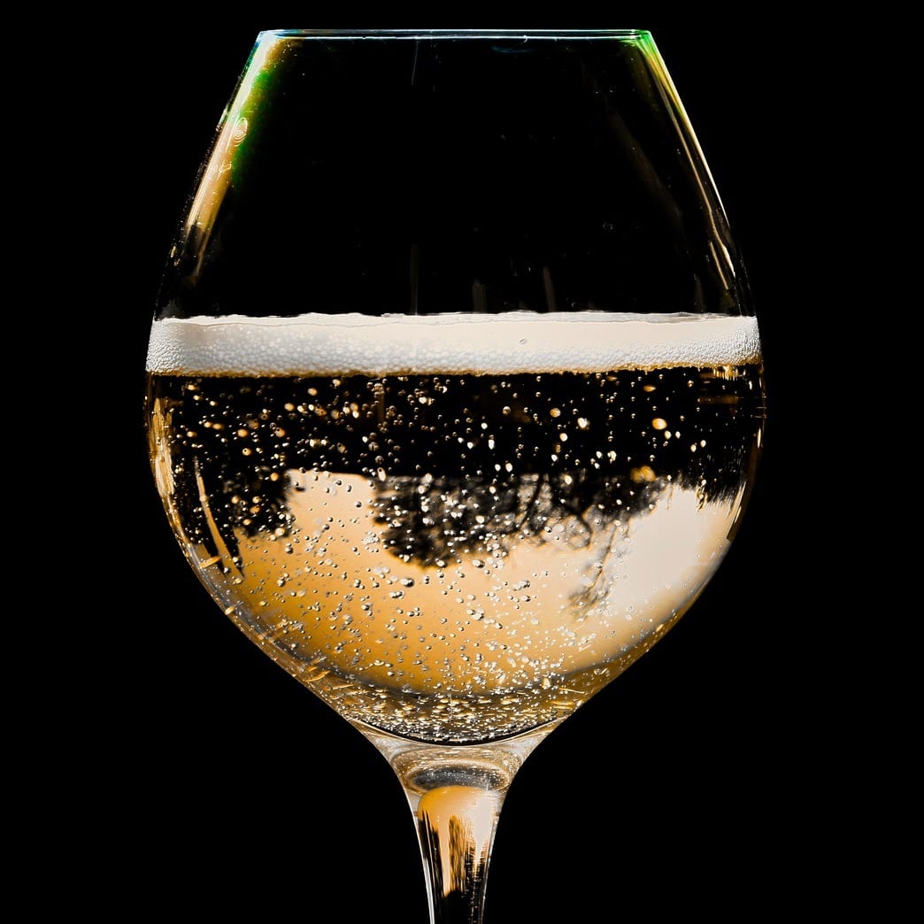 Det blir väl bubbel ikväll?
Själv har jag precis tagit helg och fullkomligt njuter av att höra frasandet från mitt bubbelglas! Skål till er alla!