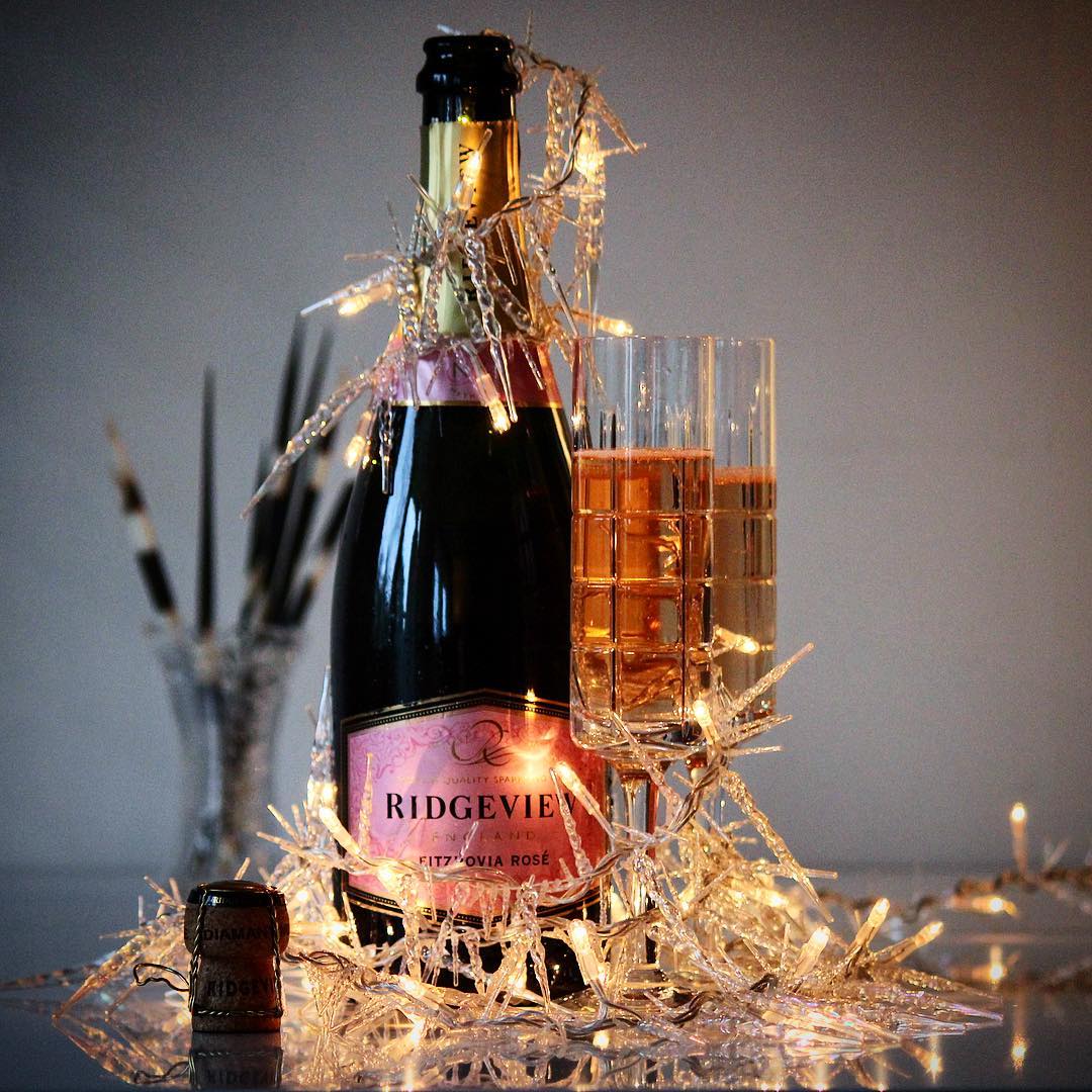 Numera finns det en hel del bubbel från England och förvisso har de oftast en hög prislapp, men de flesta har riktigt bra kvalité!
⠀⠀⠀⠀⠀⠀⠀⠀⠀
? Ridgeview Fitzrovia Rosé Brut.
? nr 75710; 399 kr.
 33% PN, 17% PM & 50% C.
 1,0 g/ 100 mL (Brut).
? Doften känns ung, mycket mineralrik med inslag av röda bär, bröd och citrus.
 Torr och fruktig med tydlig syra och mineralkaraktär som klingar ut i en lång och tydlig eftersmak. Aromer av röda bär, gult äpple, citrusfrukter, kryddor och rostat bröd känns igen.
 Ridgeview är ett relativt ungt vinhus som startades i mitten av 1990-talet. De befinner sig i Sussex, södra England, där markegenskaperna är relativt lika det man finner i Champagne. Målet för huset är att konkurrera med Fransmännen och de har redan kammat hem en hel del Internationella priser mot just champagne. Den röda färgen i bubblet kommer från Pinot Meunier-druvans skal som tillåtits ligga med under tre dagar innan druvjuicen pressades ut. Under 11 månader tillåts den sedan ligga på jästen vilket genererar en härlig kreation med en primär aromprofil av röda bär, gult äpple och ljust bröd. Härligt pigg syra och eftersmak. Jag har även provat den efter några års lagring och kan säga att den utvecklas väl. Dock skall man vara medveten om att varje årgång innehåller olika andelar av druvorna.
? 8,0 (mycket bra British Fizz)!
⠀⠀⠀⠀⠀⠀⠀⠀⠀
@amka_sverige @ridgeviewwineuk @orrefors