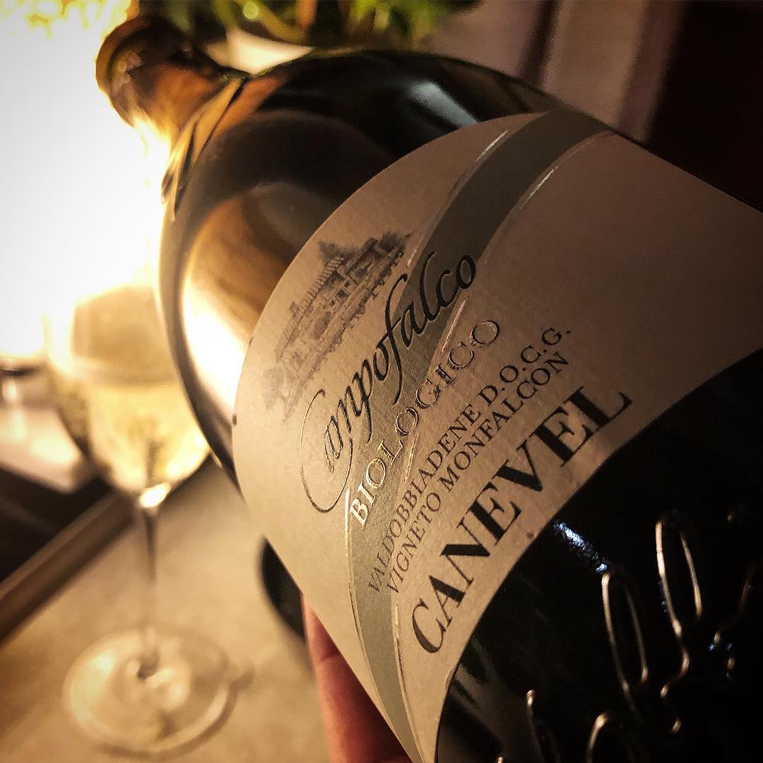 Klart man kan unna sig ett liiiiitet glas prosecco en måndag som denna. Det har jag, minst sagt, förtjänat.
⠀⠀⠀⠀⠀⠀⠀⠀⠀
? Canevel Campofalco Biologico 2017.
? nr 77674; 159 kr.
 90% Glera och 10% Verdiso.
 0,54 g/ 100 mL (Brut).
? Diskret fruktig doft med lätt inslag päron, gröna äpplen, acacia och melon.
 Frisk och fräsch smak av grönt äpple, päron, citrusskal, ljust bröd och acacia med mindre toner av örter och mineral.
 På den organiska Montefalco-vingården pågår höghöjdsodlingar på mycket branta sluttningar 300-400 m över havet. Här får druvorna en rejäl dos sol vilket gör att de blir krispigt fruktiga. Druvorna pressas hela och fermenteras på temperaturkontrollerade ståltankar. Charmat-metoden används för att göra vinet mousserande. Just detta ekologiska årgångsvin är av ypperlig kvalité och dess, i praktiken genomskinliga, utseende bär spår av de klassiska Prosecco-aromerna, men utan att upplevas artificiell. Primärt är det äpple- och citrustonerna som känns igen, men även örter och mineral. Dock är flaskan tjockare än normalt så undvik sabrering!
? 8,5 (mycket bra Prosecco)!
⠀⠀⠀⠀⠀⠀⠀⠀⠀
@vingruppen @vinunic @orrefors @canevelspumanti