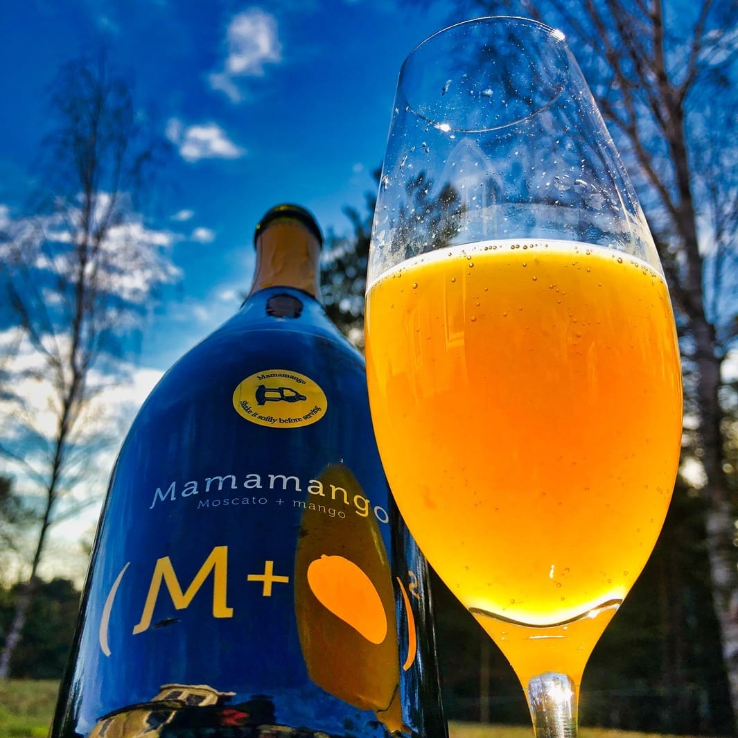 Det var denna skapelse jag njöt igår -en spännande frukt-fusion med den söta Muscat-druvan. Gillar du Bellini är detta något för dig! ? Mamamango.
? nr 77738; 99 kr.
 100% Muskat med 15% mango.
 8,0 g/100 mL (Doux).
? Druvig, tydligt blommig, druvtypisk doft med inslag av rosor, päron och citrusskal. Vidare doftar den massor av mango.
 Söt, druvig, tydligt blommig smak med inslag av pomerans, rosor, päron och massor av mango.
 Moskat från Piemonte blandat med naturlig mangopuré ger en riktigt trivasm fusion som dessutom är lågalkoholig (endast 6%). Initialt slås man av den gyllengrumliga färgen som med en härlig lyster emanerar en mystisk kraft. Enligt flaskans instruktioner skall man, väldigt lätt, vända flaskan upp och ner några gånger för att blanda purren, men utan att initiera en fontän när man sedan öppnar flaskan. Den primära aromen är mango, både i doft och smak med viss underliggande päron och citrusarom. Detta är absolut ingenting du skall kombinera med mat, men som fördrink kommer den nog att funka riktigt bra. Jag måste erkänna att, med tanke på de övrigt rätt usla Bellini-bubbel som finns på Systembolaget, var rätt skeptisk även till denna, men efter att ha provat den kan jag säga att den var riktigt trivsam - speciellt när den var iskall. Dock bör det tilläggas att detta inte smakar som ett vanligt mousserande vin, men det är inte det som företaget aspirerar heller. Sockerhalten är rätt hög, men en stor del av detta kommer från mangon. Summa sumarum är att vill man prova en spännande fruktdrink så tycker jag absolut att man skall prova denna!
? 8,0 (mycket bra Spumante)! @obrinibevco @arionewines @orrefors