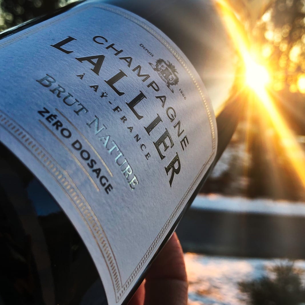 Kan man få fresta med denna champagne utan socker i afton måntro?
⠀⠀⠀⠀⠀⠀⠀⠀⠀
? Lallier Brut Nature Zéro Dosage.
? nr 74006; 399 kr.
 62% Pinot Noir och 38% Chardonnay.
 0,0 g/100 mL (Brut Nature).
? Diskret, brödig doft med inslag av grönt äpple, citrus, nougat, blommor och mineral.
 Torr, frisk, harmonisk smak med inslag av grönt äpple, honung, citrus, choklad, rostade nötter och mineral. Syran är hög, men balanserad.
 Lallier grundades 1906 av Réne Lallier. Vingården är belägen i Aÿ som var en av de första sju byarna att klassificeras som Grand Cru 1936. Fram till 1996 var Lallier en del av huset Deutz, men då detta såldes till Louis Roederer valde ättlingen René-James Lallier att gå sin egen väg, vilket han gjorde tillsammans med Francis Tribaut fram till 2004 då Francis tog över helt. Trots att Lalliers källare har kapacitet för en hög produktion har det satts ett tak om 400 000 flaskor per år för att inte tumma på kvaliteten.Druvorna kommer från kalkrika jordar i byarna Aÿ, Verzenay, Bouzy, Ambonnay, Avize, Cramant och Oger. Man har delvist används malolaktisk jäsning samt 19% reservvin har tillsatts. Detta är en trevligt, mycket torr, skapelse med en doft och smak som är väldigt lika varandra. Primärt är det citrustonerna som framkommer med en underliggande hög mineralitet. Syran uppfattas rätt hög, men är bra balanserad och det finns en spännande krämighet som förhöjer den ytterligare. Jag tror även att denna kommer att vinna en hel del på att ligga bara några få år och därav har jag ”glömt bort” några stycken i vinkällaren.
? 8,5 (mycket bra Champagne)!
⠀⠀⠀⠀⠀⠀⠀⠀⠀
@quaffable_wines @champagne_lallier