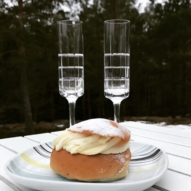 Någon föreslog att man borde mixa grädden med champagne. Funkade sådär.