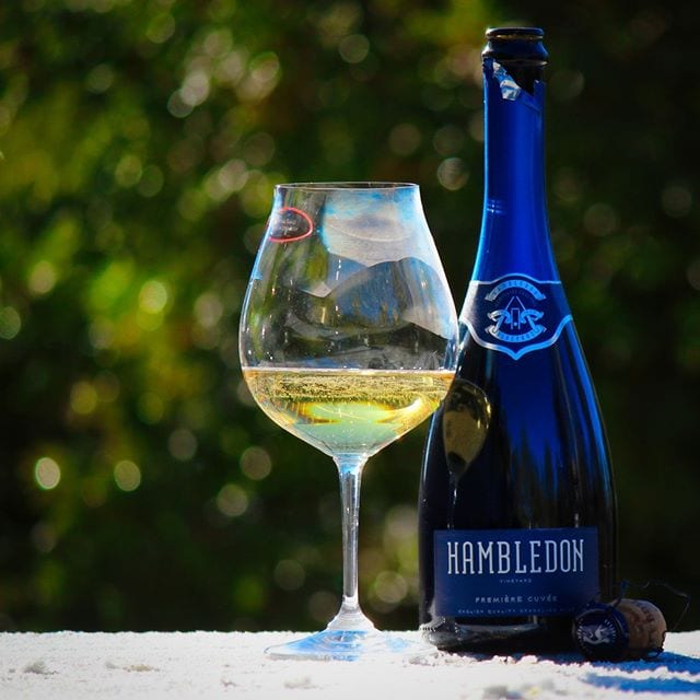 Startar denna veckan med lite Brittiskt bubbel som var fantastiskt spännande och gott att prova!
⠀⠀⠀⠀⠀⠀⠀⠀⠀
? Hambledon Premiere Cuvée (nr 90398; 549 kr).
24% PN, 3% PM & 73% C.
0,7 g/100 ml (Brut).
? Komplex, något utvecklad doft med inslag av rostat bröd, gula äpplen, persika, choklad, hasselnötter och apelsin.
Torr, mycket frisk, komplex, något utvecklad smak med inslag av gula äpplen, mineral, apelsinskal, persika, vita blommor, nektarin, nougat och rostat bröd.
Druvorna kommer från egna, sydöstligt sluttande vingårdar i Windmill Down, södra England. I denna batch är det just nu framför allt årgång 2013 som inkluderats, men med en viss mängd reservvin från 2010. Champagnemetoden tillämpades och 14% av druvorna jäste i Franska ekfat för att ge extra komplexitet och struktur. Vinet har även genomgått full malolaktisk jäsning för att runda av den höga syran. Vidare har den legat hela 46 månader på jästfällningen vilket skapat en rikigt komplex kreation. Detta är Systembolagets, just nu, dyraste årgångslösa mousserande vin från Storbritannien, men som i de flesta andra fall brukar pris och kvalité följa varandra. Initialt upplevde jag den som lite för pigg, men med stigande temperatur blommar en fullfjädrad dansös fram bjuder upp hela aromspektrat till dans i näsa och mun. Väldigt kul att man lyckats så bra med mousserande vin även på andra sidan den Engeleska kanalen och jag hoppas, med ökad efterfrågan, att priserna justeras nedåt lite så fler kan njuta av dem.
? 9,5 (exceptionell British Fizz).
⠀⠀⠀⠀⠀⠀⠀⠀⠀
@quaffable_wines @vingruppen @hambledon_vineyard @riedel_official