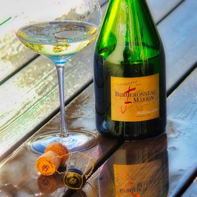 Efter en helg fylld med festligheter passar det bra att runda av söndagen med ett glas bubbel och bara lyssna på när vattendropparna faller från träden.
⠀⠀⠀⠀⠀⠀⠀⠀⠀
? Bergeronneau-Marion Premier Cru (nr 77322; 399 kr).
 1/3 vardera av PN, PM och C.
 0,8 g/ 100 ml (Brut).
? Ung, citrus- och mineraldriven doft med en uns av jäsande bröd.
 Torr, frisk och fräsch med tydliga toner av äpple, citron, lime, grapefrukt, stenfrukter, mandel och mineral.
 Detta är Bergeronneau-Marions årgångschampagne från det hyllade året 2012. Skörden detta år var ganska liten, men varmt väder i augusti och september gav druvor med mycket hög kvalitet. Det här en tydligt citrus- och äppelton med en trivsam fruktighet. Trots att den har en tydlig grapefruktsyra känner man att det finns en hel del underliggande krafter vilande som väntar på att förlösas.  Min rekommendation är att köpa den nu och låta den vila något år, men om ni känner för att njuta den redan nu så kan helt klart rekommendera den till skaldjur!!
? 8,5 (mycket bra Champagne).
⠀⠀⠀⠀⠀⠀⠀⠀⠀
@orrefors @conveija @champagnebergeronneau.marion