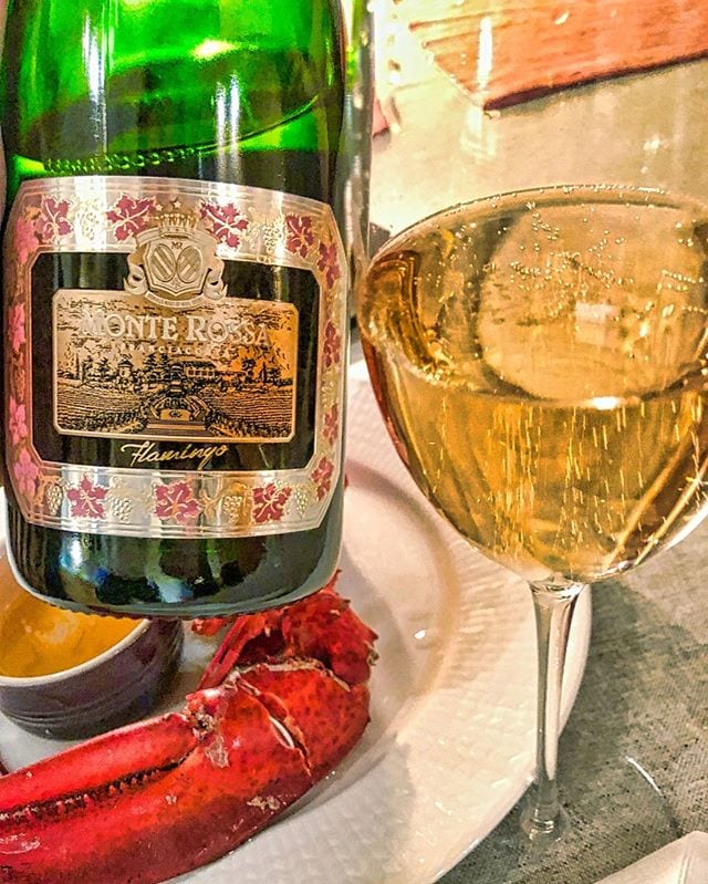 Löning! Då blir det rosébubbel och hummer! Vad tycker ni om den? Jag gillar den verkligen! Lite kuriosa är ett biljardsettets samtliga kulor finns representerade på skölden.
⠀⠀⠀⠀⠀⠀⠀⠀⠀
? Monte Rossa Flamingo Rosé (nr 7615; 199 kr).
0,4 g/100g (Brut).
60% Chardonnay och 40% Pinot Noir.
? Bärig doft med inslag av röda vinbär, jordgubbar, smultron, nougat och kex.
Torr och fruktig med inslag av smultron, rabarber, jordgubbar, kex, nougat och röda vinbär.
Monte Rossa, som grundades av vinentreprenörerna Paola och Paolo Rovetta, anses idag vara en av de främsta producenten i området. Distriktet Franciacorta ligger i norra Italien, i regionen Lombardiet vid foten av Alperna och mot gränsen till Österrike. är svagt orangerosa till färgen med en härligt frisk aptitretande syra och små fina bubblor. Framställningsmetoden på denna franciacorta är densamma som i Champagne, med en andra jäsning i butelj. Den första jäsningen skedde delvis på stora ekfat och delvis i rostfria ståltankar varpå vinet får vila 24 månader innan försäljning. Vinets rosa färg är framtagen med Saignéemetoden och kommer alltså från pressningen av Pinot Noir-druvorna. Aromprofilen är både frisk och fräsch med bra smaker av primärt röda vinbär, grapefrukt, smultron och jordgubbar, men även rabarber och nougat återfinns.
? 8,5 (mycket bra Franciacorta)!
⠀⠀⠀⠀⠀⠀⠀⠀⠀
@orrefors @thewineagency @monterossafranciacorta @thewineagency
