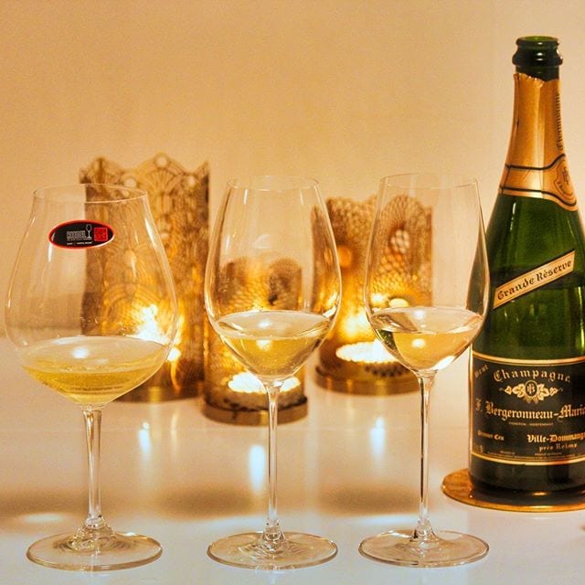 Brukar ni prova bubbel i olika glas? Ikväll provar jag Systembolagets mest prisvärda champagne, Bergeronneau-Marion Grande Réserve (nr 76754; 249 kr), i Veritas New World Pinot Noir, Veritas Champagne och Veritas Riesling. Överlägset bäst glas var Champagne följt av Riesling och sist New World. Rätt förväntat resultat, men ändå kul att prova! Nästa gång blir det ett rosébubbel och då blir förmodligen ordningen omvänd.
@conveija @riedel_official @skultuna1607