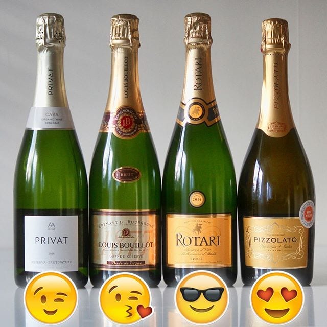 EMOJIRÖSTA - Vilken skulle du valt??
⠀⠀⠀⠀⠀⠀⠀⠀⠀
Privat Brut Nature Reserva 2016 (nr 7904; 115 kr)
Louis Bouillot Brut (nr 7688; 129 kr)
? Rotari Brut Riserva 2014 (nr 7567; 125 kr)
Pizzolato Spumante d'Italia Bianco (nr 77185; 75 kr)
⠀⠀⠀⠀⠀⠀⠀⠀⠀
@twscollective @enjoywineandfriends @rotarisverige @rotarispumante @louisbouillotofficial