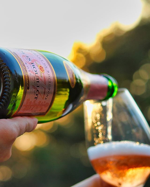 Som utlovat kommer här vinnaren! Visst är den god!?!
⠀⠀⠀⠀⠀⠀⠀⠀⠀
? Louis Bouillot Crémant de Bourgogne Rosé Brut.
? nr 7781; 129 kr.
80% Pinot Noir och 20% Gamay.
0,9 g/100 ml (Brut).
? Bärig och fruktig doft med inslag av vinbär, smultron, kex och blodapelsin.
Torr, mycket frisk, bärig smak med inslag av smultron, rabarber, vinbär, kex, blodgrapefrukt, äpple och mineral.
Alltsedan starten 1877 i Nuits-St-Georges har Louis Bouillot varit en erkänd tillverkare av mousserande kvalitetsvin i Bourgogne. Idag ägs Louis Bouillot av Boisset-gruppen som också har grundat ett stort vinturistcentrum i Nuits-St-Georges med fokus på Crémant de Bourgogne. Druvorna plockades för hand över hela Bourgogne. Vinet är en non vintage, dvs. det är en blandning av flera årgångar. Detta är en mycket prisvärd crémant som verkligen är fullproppad med smaker och dofter! Ett kraftfullt rosébubbel som inte kommer att göra någon besviken. Jag gillar att njuta den ur lite större kupor för att inte låta beskan ta för stor plats och verkligen låta alla härliga toner av röda bär få fritt spelrum!
? 8,5 (mycket bra Crémant)!
⠀⠀⠀⠀⠀⠀⠀⠀⠀
@louisbouillotofficial