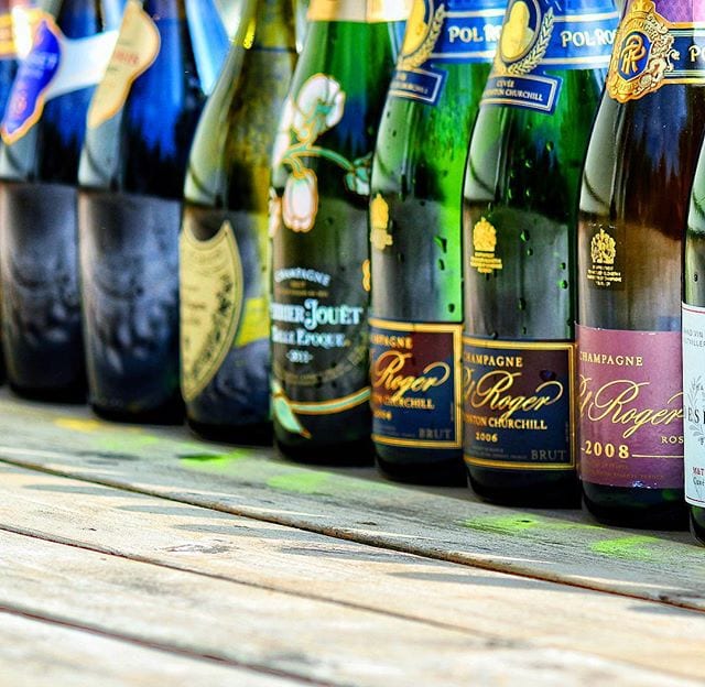 FYRA ÅR!!! Skall jag fortsätta eller räcker det nu?
Denna dagen 2015 började jag @mousserande.se som sedan dess vuxit till att nu nå över 27 000 personer med över 10 miljoner bildvisningar/ år! Det är helt fantastiskt att så många valt att följa med på denna bubbelresa samt valt att kommentera och gilla bilderna! Det är ert engagemang som gör att jag fortsätter så STORT TACK till alla ni som följer och bryr er! Mer bubbel till folket ?