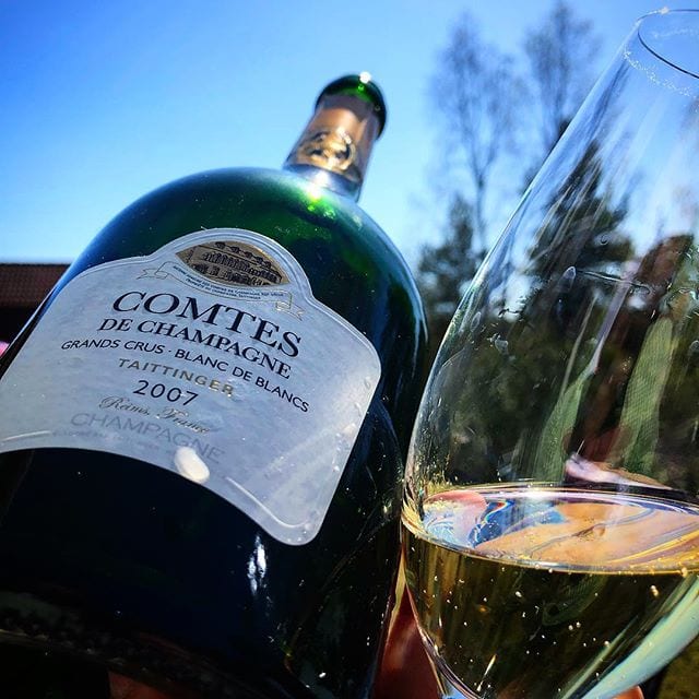 Satte mig ner för att skriva en recension med ett glas i min hand, men kom liksom av mig mitt i då både bubblet och den underbara vårdagen tog all min uppmärksamhet. Hoppas ni kan vänta någon dag extra för nu skall jag njuta.