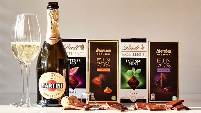 Choklad och bubbel - det bästa av två Världar?
Ja, i ett fall samt nej, i de övriga tre!!
⠀⠀⠀⠀⠀⠀⠀⠀⠀
Valet på bubbel föll på, den tidigare recenserade, Martini Prosecco (nr 73524; 89 kr) av den anledningen att jag tycker den är riktigt prisvärd och fint representerar en pigg och frisk prosecco. Den är en Extra Dry och det tänkte jag passar bra när man skall kombinera den med choklad (70%) som är lätt sött.
⠀⠀⠀⠀⠀⠀⠀⠀⠀
Jag blev förvånad över hur svårt det var att kombinera bubbel med choklad. I dessa fyra fall; Fikon, Apelsin, Mint och Lakrits var det bara fikon som matchade bra. Lakrits får knappt godkänt, men Apelsin och Mint blev vedervärdiga! ?
⠀⠀⠀⠀⠀⠀⠀⠀⠀
Det härliga med fikonchokladen var att själva fruktsmaken accentuerades och kombinationen med bubbel blev riktigt härlig! Dock inte så förvånande då "vanligt" fikon funkar jättebra till bubbel och det är något jag ofta har i olika förrätter.
⠀⠀⠀⠀⠀⠀⠀⠀⠀
@lindtsverige @marabousverige @orrefors @martini