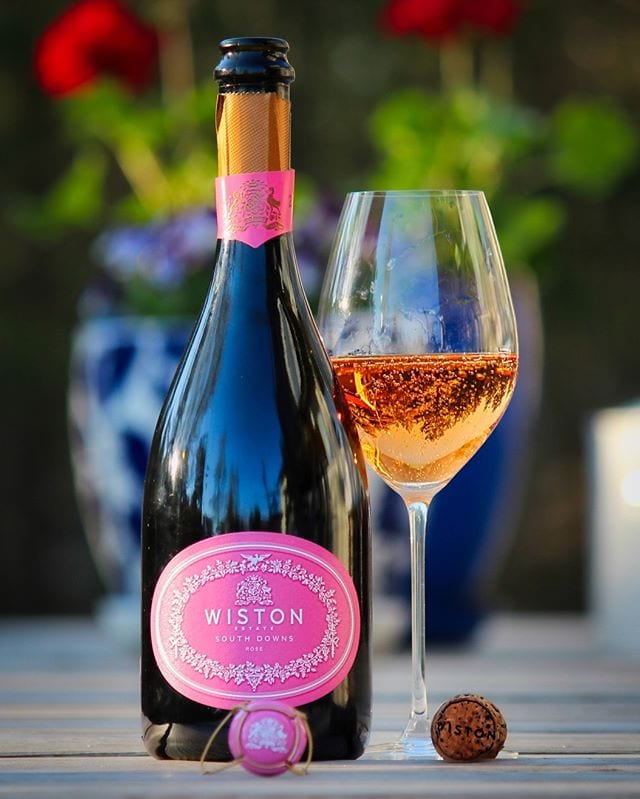 Idag firar England helgonet St George och då passar jag på att njuta lite bubbel från South Downs! Spännande smaker och man känner verkligen att England är på väg att bli en fin vin-nation!
⠀⠀⠀⠀⠀⠀⠀⠀⠀
? Wiston Estate Rosé 2014.
? nr 79529; 425 kr.
 58% PN, 22% PM & 10% C.
 0,8 g/100 ml (Brut).
? Frisk och fruktig med inslag av svartvinbärsblad, röda vinbär, jordgubbe, smultron och hallon.
 Torr, frisk och fruktig med toner av grapefrukt, tranbär, rabarber, jordgubbe, svartavinbärsblad, smultron, röda vinbär och gräs.
 Wiston Estates har tillhört familjen Goring sedan 1743 och innefattar 2400 ha mark, men det är först på senare tid man börjat odla vin. Vinodlingarna är belägna med sydling exponering i de kalkrika sluttningarna i South Downs. Man odlar Chardonnay, Pinot Noir och Pinot Meunier. Jordmånen har samma komposition som Côte de Blancs i Champagne och deras vinmakare, Dermot Sugrue, har tidigare jobbat för Nyetimber. Just denna rosé har de tre klassiska champagnedruvorna som pressas i en Coquardpress vilken är både varsam och snabb. 2/3 delar av vinet har jäst i gamla franska ekfat och andra jäsningen på flaska sker under 24 månader. Ett intressant vin med tydliga toner av röda bär, fin syra och hög fruktighet. Normalt sett brukar jag njuta rosé i lite bredare glas (likt den i bilden), men i detta fallet smakade faktiskt bubblet bättre i klassiska tulpaner och, likt de flesta champagner, smakade den bäst över 12 grader.
? 8,0 (mycket bra British Fizz)!
⠀⠀⠀⠀⠀⠀⠀⠀⠀
@wistonestate @handpickedsweden @riedel_official
